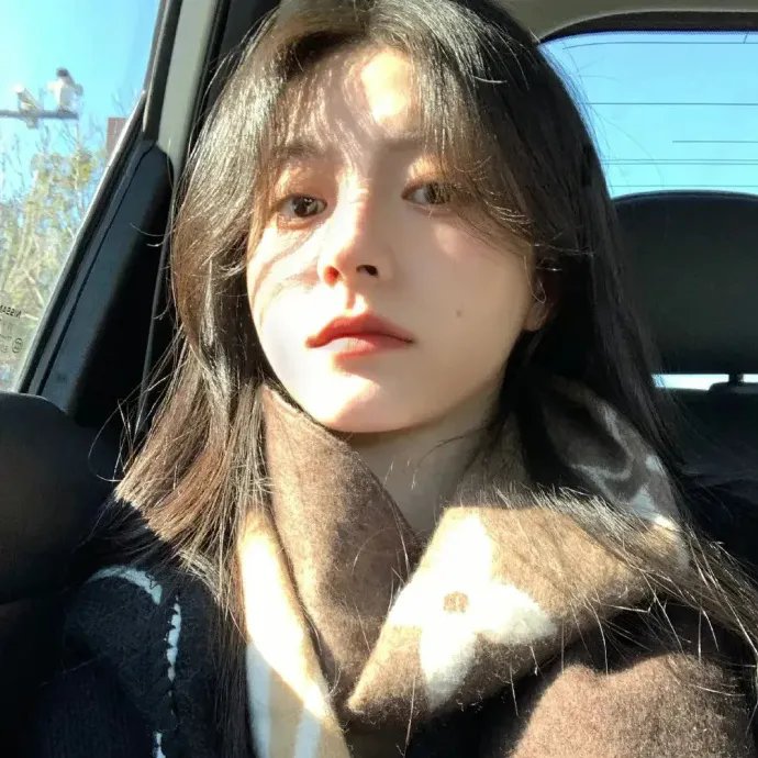 玻璃橱窗中的姑娘